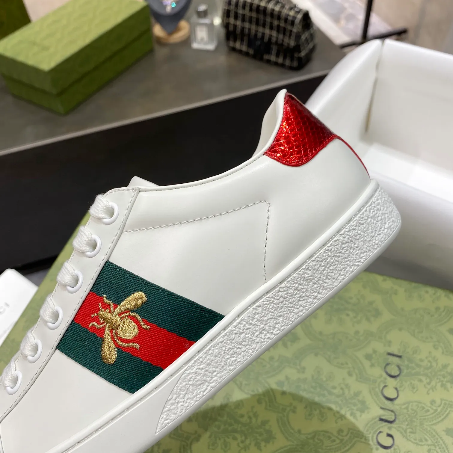 👟👟Ex-factory price 520👟👟Gucci top chip version GG couple's white shoes, which have been popular in recent years; new colors are constantly updated; stars, Internet celebrities, live broadcasts, etc. will definitely plant grass to call ❤ Classic fashion style, 5D drawing printing; electric embroidery surface, etc... ✔️Fabric material: original customized cowhide color ✔️Inner material: first layer cowhide ✔️Sole material: original outsole... shiny colorful drawing/electric embroidery surface embellished on the side of the shoe body, package production process‼ ✔️Size: Women’s/35/40/Men’s/38/45